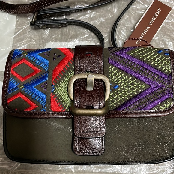 NWT Cynthia Vincent Super cute embroidery detailing on this Crossbody bag - Picture 2 of 9